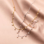 Irma – Pendientes de perlas redondas con borde dorado texturizado.