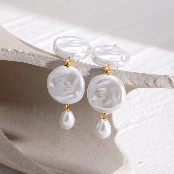 Romina – Pulsera dorada con perlas y eslabones delicados.
