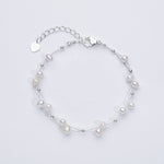 Marlena – Pulsera dorada con acentos de perlas.