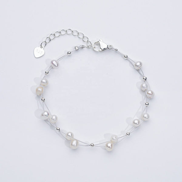 Marlena – Pulsera dorada con acentos de perlas.