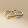 Kateřina – Anillo de oro delicado con línea de perlas.