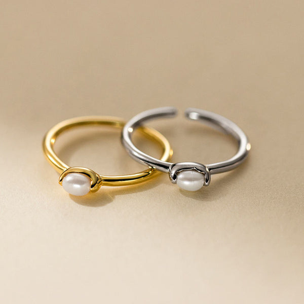 Kateřina – Anillo de oro delicado con línea de perlas.