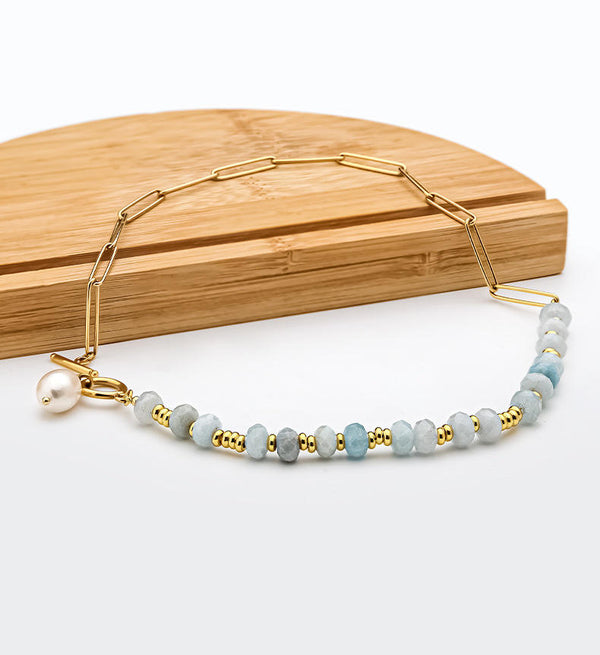 Zoé – Pendientes largos dorados con colgante de perla.