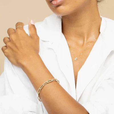 Collar con iniciales de amor