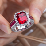 Miriam – Anillo con rubí en forma de cojín.