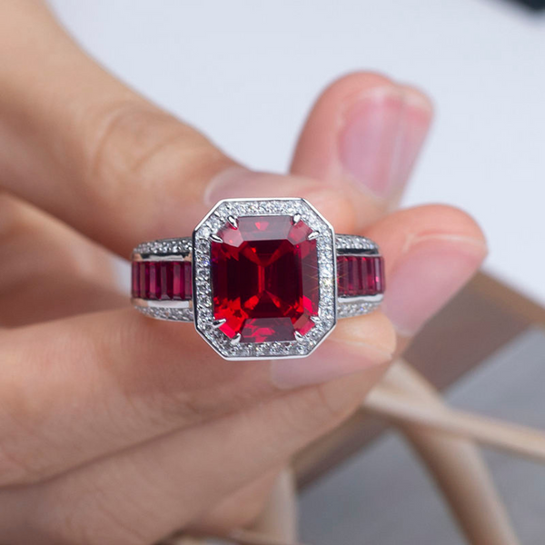 Miriam – Anillo con rubí en forma de cojín.