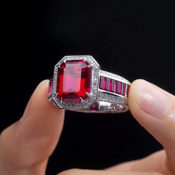 Miriam – Anillo con rubí en forma de cojín.