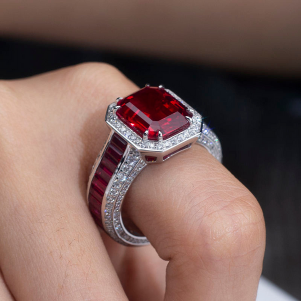 Miriam – Anillo con rubí en forma de cojín.