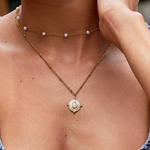 Annika – Collar dorado delicado con colgante cuadrado.