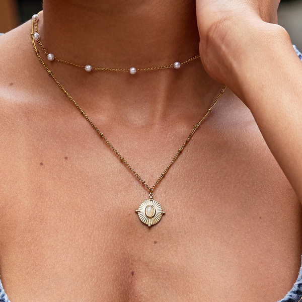 Annika – Collar dorado delicado con colgante cuadrado.