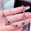 Barbora – Anillo rubíneo con adornos de piedra juguetones.