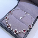 Barbora – Anillo rubíneo con adornos de piedra juguetones.