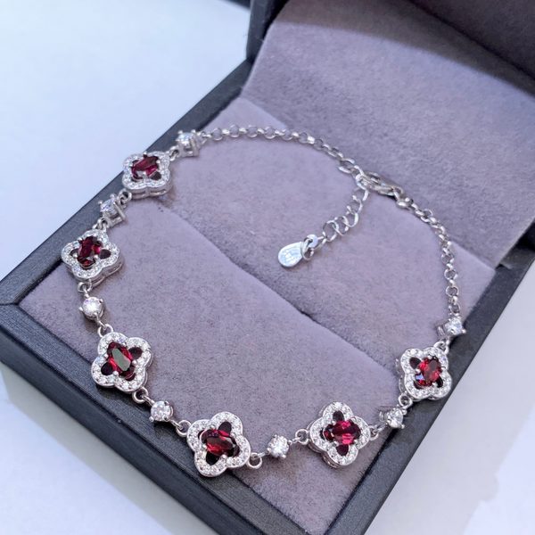 Barbora – Anillo rubíneo con adornos de piedra juguetones.