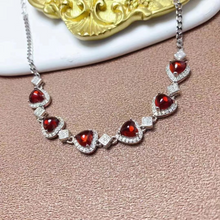 Monika – Collar de rubíes con un suave degradado.