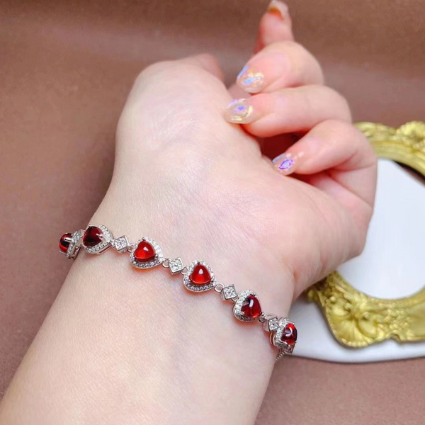 Monika – Collar de rubíes con un suave degradado.