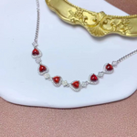 Monika – Collar de rubíes con un suave degradado.