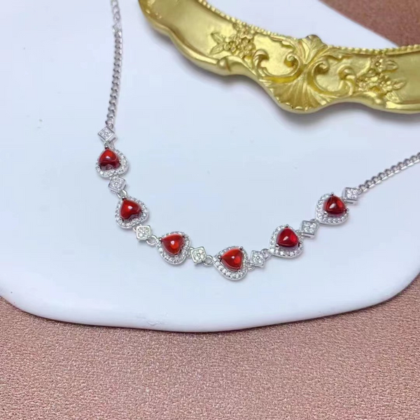 Monika – Collar de rubíes con un suave degradado.