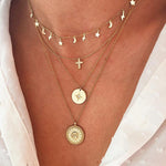 Sophie – Collar de plata de múltiples capas con formas de colgante discretas.