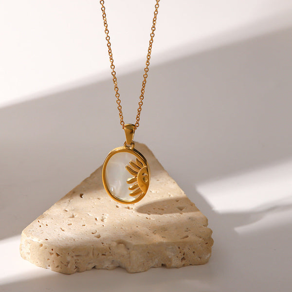 Alžběta – Collar dorado con pequeños colgantes simbólicos.