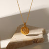 Alžběta – Collar dorado con pequeños colgantes simbólicos.