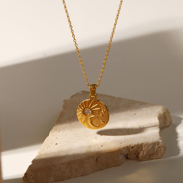 Alžběta – Collar dorado con pequeños colgantes simbólicos.