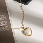 Viktorie – Collar dorado con un elegante colgante.