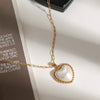 Viktorie – Collar dorado con un elegante colgante.