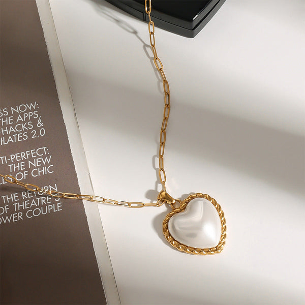 Viktorie – Collar dorado con un elegante colgante.