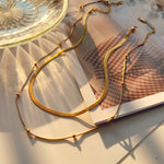 Klára – Collar dorado de dos capas con un brillo moderno.