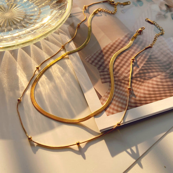 Klára – Two-layered gold necklace with a modern shine.
