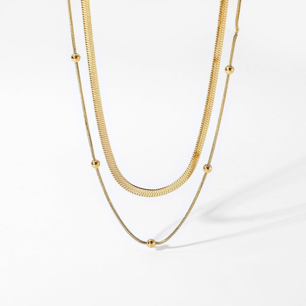 Klára – Collar dorado de dos capas con un brillo moderno.