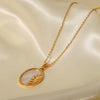 Alžběta – Collar dorado con pequeños colgantes simbólicos.