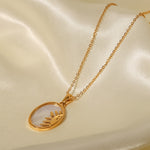 Alžběta – Collar dorado con pequeños colgantes simbólicos.