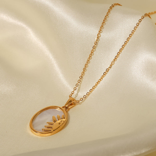 Alžběta – Collar dorado con pequeños colgantes simbólicos.
