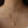 Viktorie – Collar dorado con un elegante colgante.