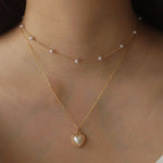Viktorie – Collar dorado con un elegante colgante.