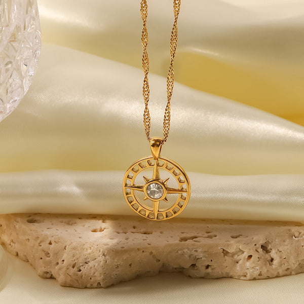Alžběta – Collar dorado con pequeños colgantes simbólicos.
