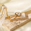 Alžběta – Collar dorado con pequeños colgantes simbólicos.