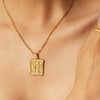 Alžběta – Collar dorado con pequeños colgantes simbólicos.