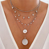Sophie – Collar de plata de múltiples capas con formas de colgante discretas.