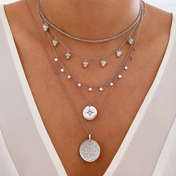 Sophie – Collar de plata de múltiples capas con formas de colgante discretas.