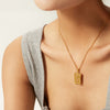 Alžběta – Collar dorado con pequeños colgantes simbólicos.