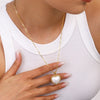 Viktorie – Collar dorado con un elegante colgante.