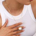 Viktorie – Collar dorado con un elegante colgante.