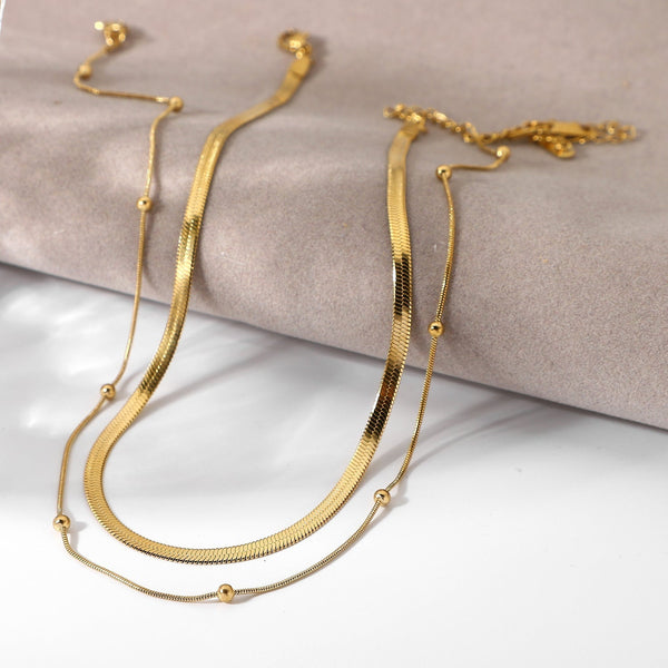 Klára – Two-layered gold necklace with a modern shine.