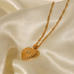 Alžběta – Collar dorado con pequeños colgantes simbólicos.