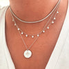 Sophie – Collar de plata de múltiples capas con formas de colgante discretas.