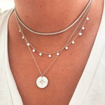 Sophie – Collar de plata de múltiples capas con formas de colgante discretas.