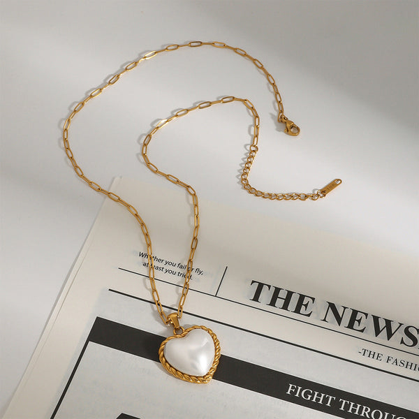 Viktorie – Collar dorado con un elegante colgante.
