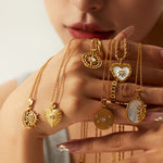 Alžběta – Collar dorado con pequeños colgantes simbólicos.